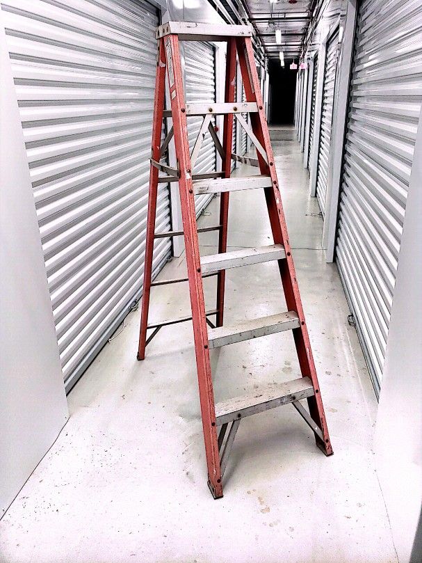 6 Foot Fiberglass Ladder