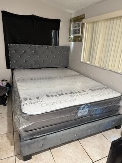 NEW MATTRESS QUEEN SIZE PLUSH WITH BOX SPRING