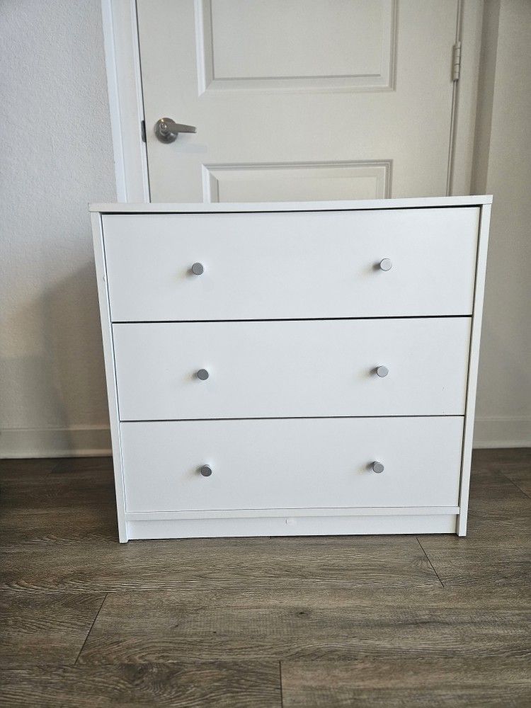 Contemporary 3 Drawer Chest Dresser in White