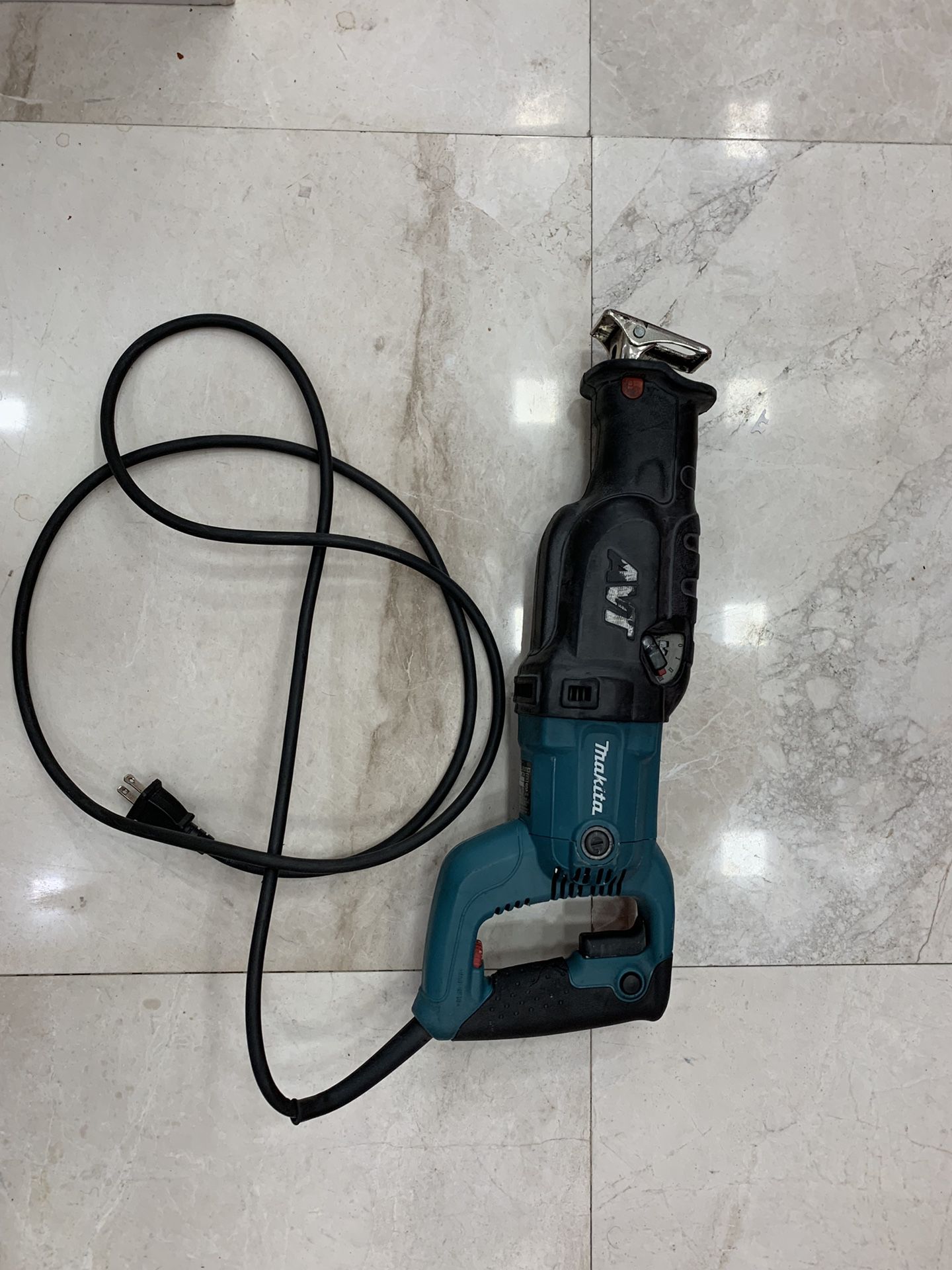 Makita Reciprocating saw (Sawzall). Works perfectly. Generally good aesthetic condition.