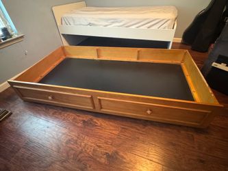 Wooden twin trundle with mattress