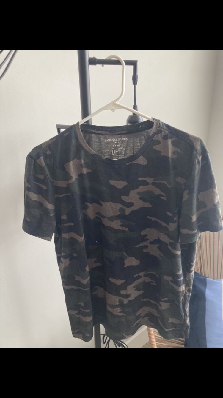 Banana Republic Camo Men's short sleeved T-Shirt Size Medium