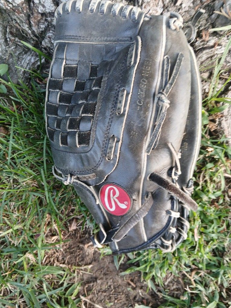 Rawlings Baseball Glove ( See Pics).Located In Glendora PRICE IS "FIRM" NO OFFERS!!!!