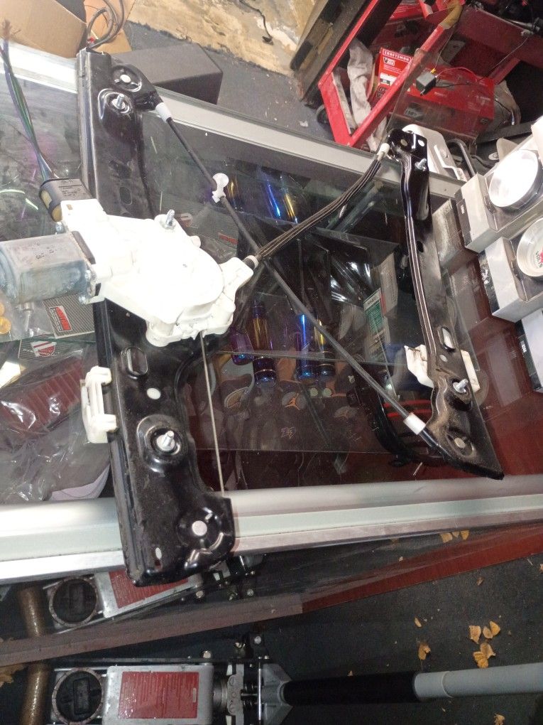 E90 Bmw Drivers Side Regulator