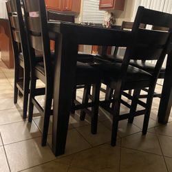 Dinning Room Table/seats 6 