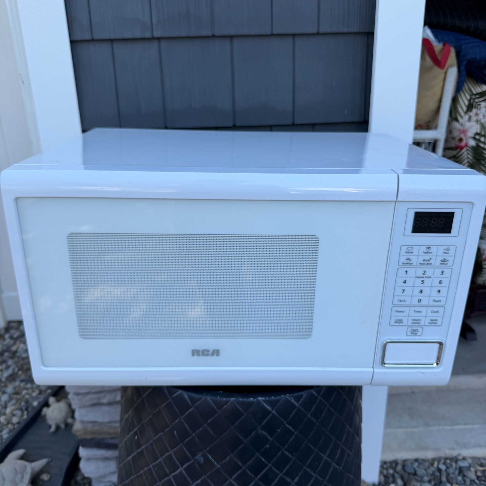 RCA Microwave Large Countertop 21” x 14.5” x 11.25”H