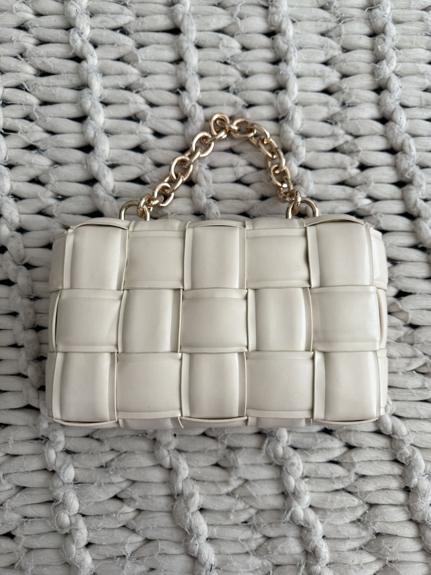 Chic Woven Mini Bag with Gold Chain – Perfect for a Night Out!