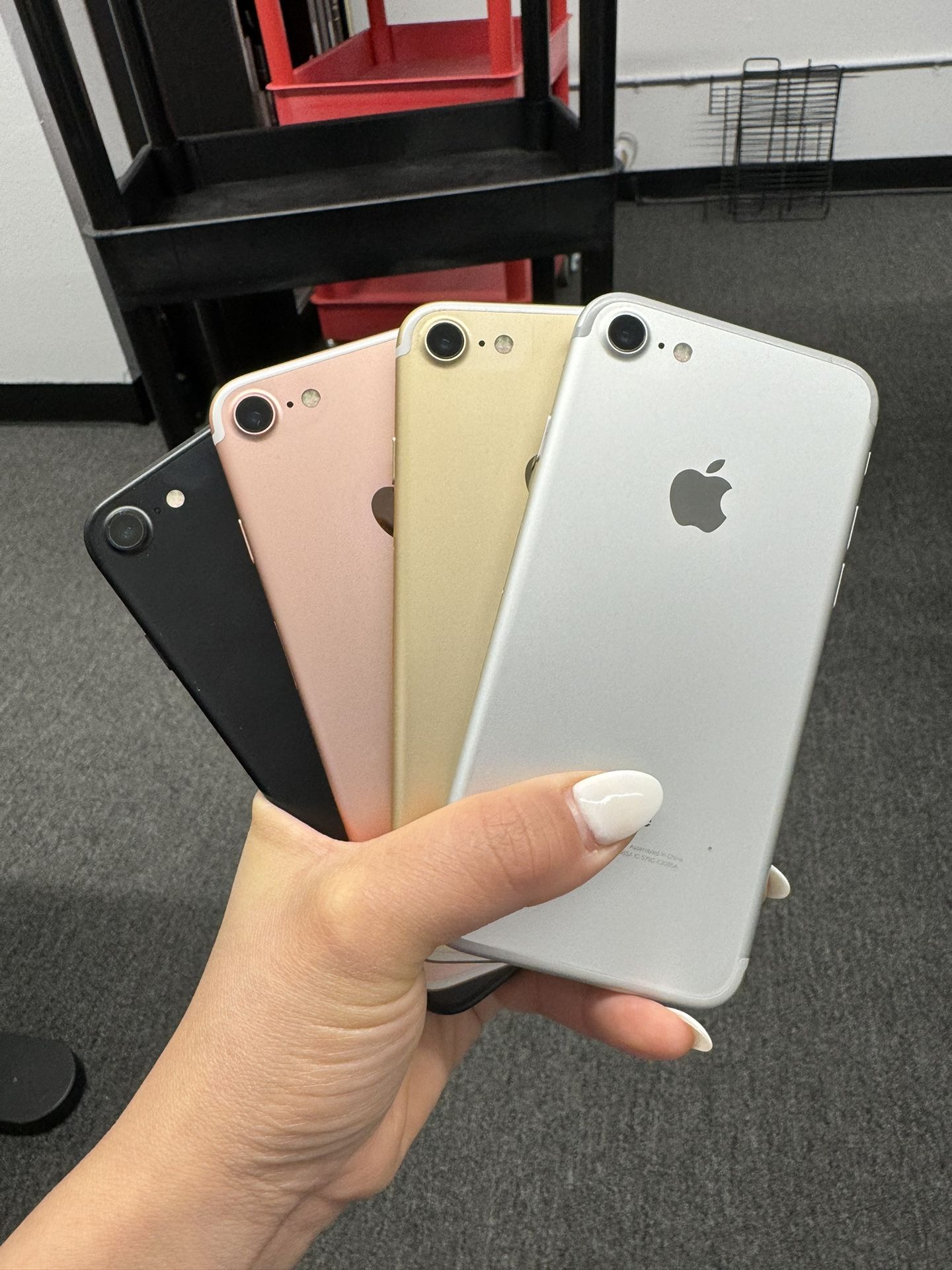 iPhone 7 - 32gb ( UNLOCKED )