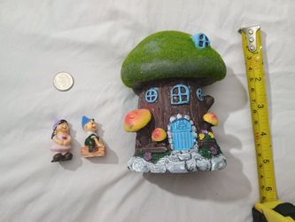 5 INCH MUSHROOM MOSS HOUSE WITH 2 GNOME MINIATURES