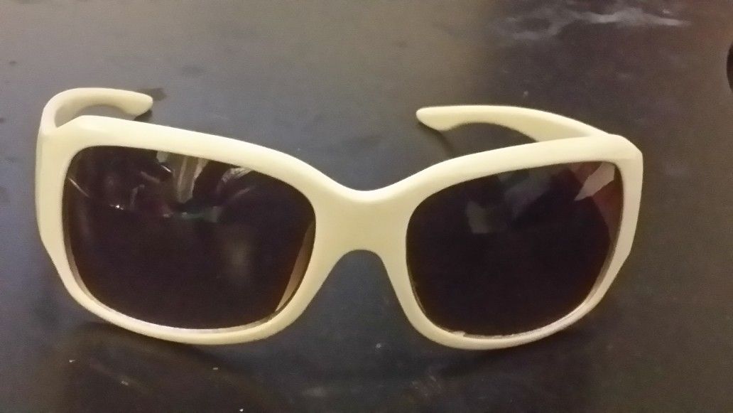 New Daisi Fuentes Designer Sunglasses