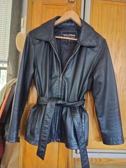 Wilsons The Leather Experts Women's Black Jacket/Coat Size M Zipper Closure with 2 Side Pockets Very Good Condition