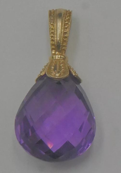 14KT YELLOW GOLD PENDANT ( CLIP ON ) WITH AMETHYST 5.3 GRAMS. MINT. 884500-1.