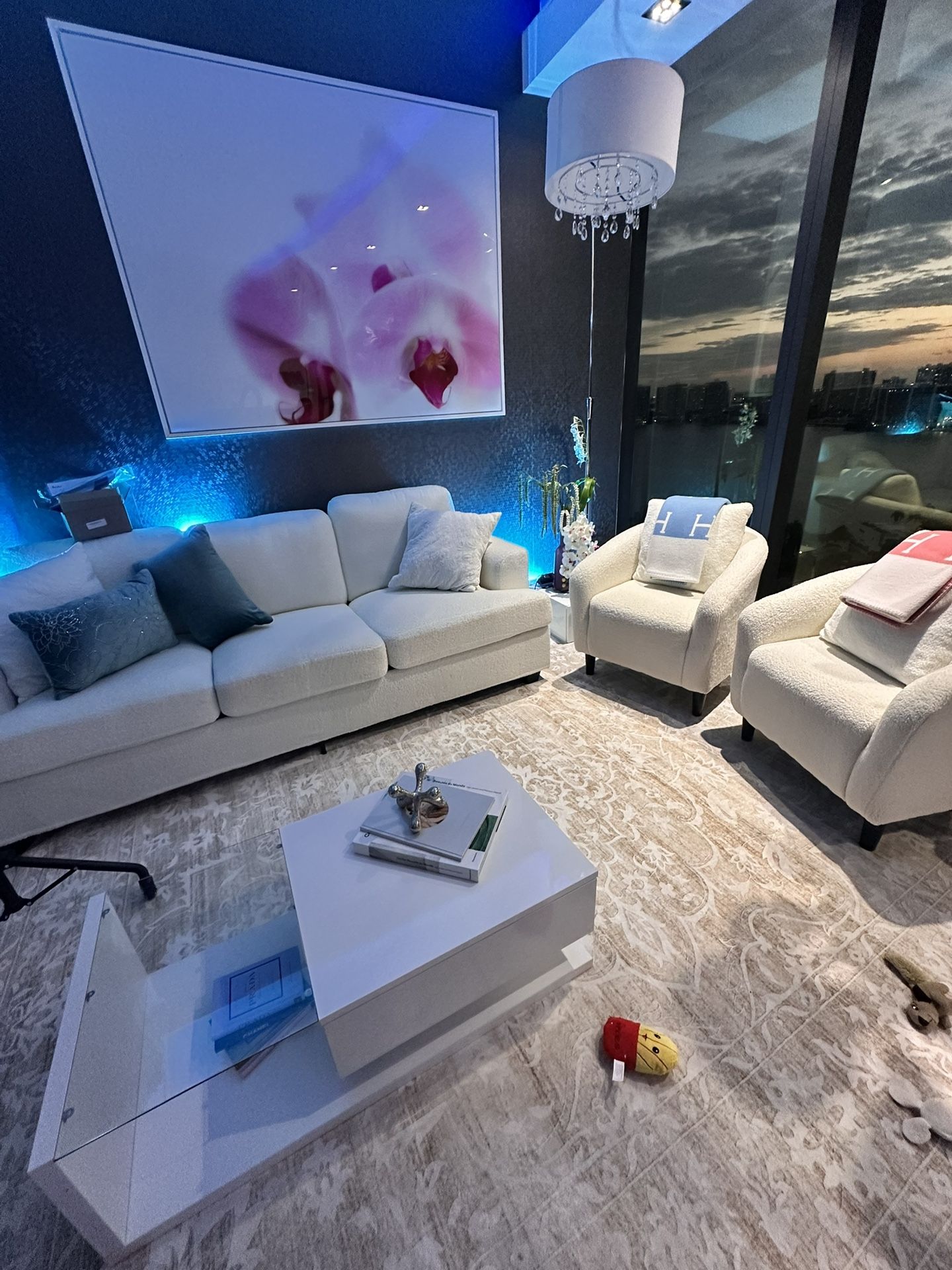 White Livingroom 4 Pieces Complete Almost Brand New