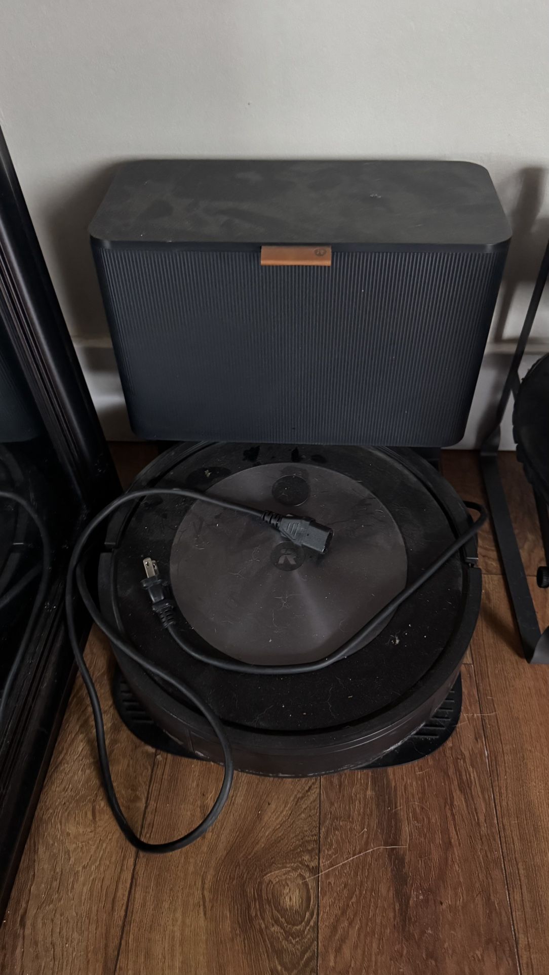 Roomba iRobot J7+ Vacuum Cleaner — READ POST