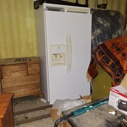 Whirlpool ESTATE Side By Side Refrigerator/Freezer