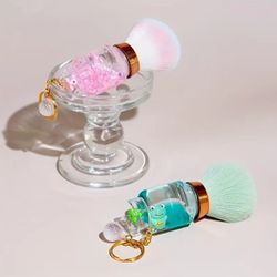 1pc New Blush Brush Foundation Brush Glitter Makeup Brush Gas Tank Shape Exquisite and Beautiful Portable Keychain, Perfect As a Christmas Gift