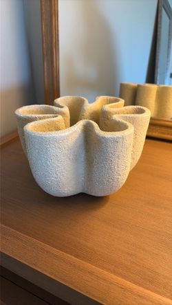 Decorative white bowl