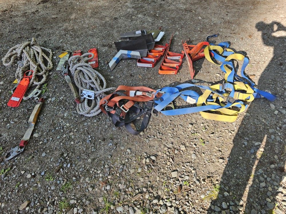 SAFETY HARNESSES AND ASSESSORIES FOR ROOFING 