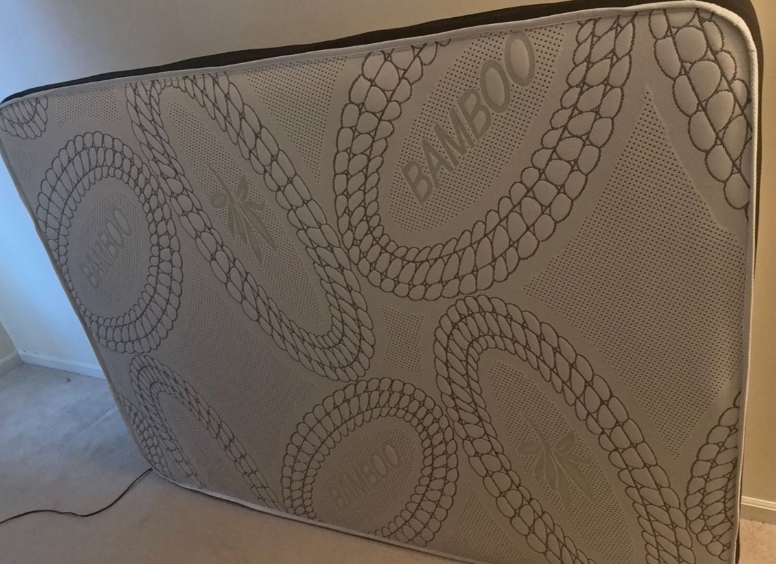 🛏️ Bamboo Memory Foam Mattress – Queen Size (Like New)