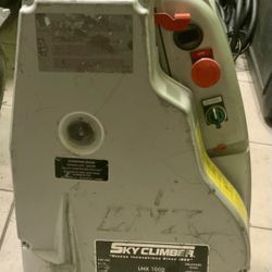 Sky Climber LNX 1000 Hoist Sky Lock Safety Device Suspended Scaffolding Material Handling Industrial Job Site Professional Construction Maintenance 