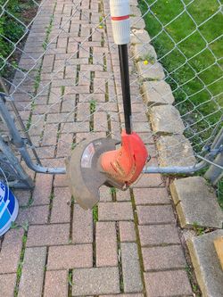 Homelite 13in weadwackaer wead eater in working condition selling it as is no cord.