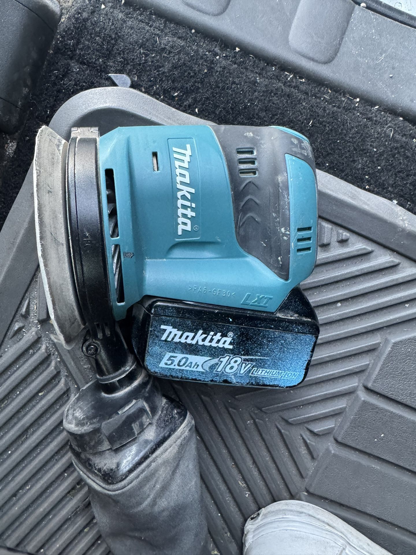 Makita XOBO1 Cordless Orbital Sander