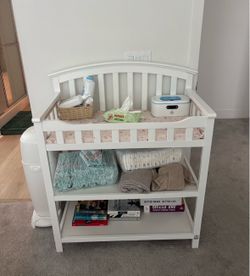 Baby changing table graco