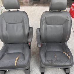 2007  Sienna Front Seats. Both power Limitrd
