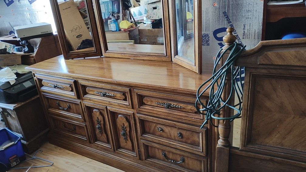 Bedroom Furniture Set