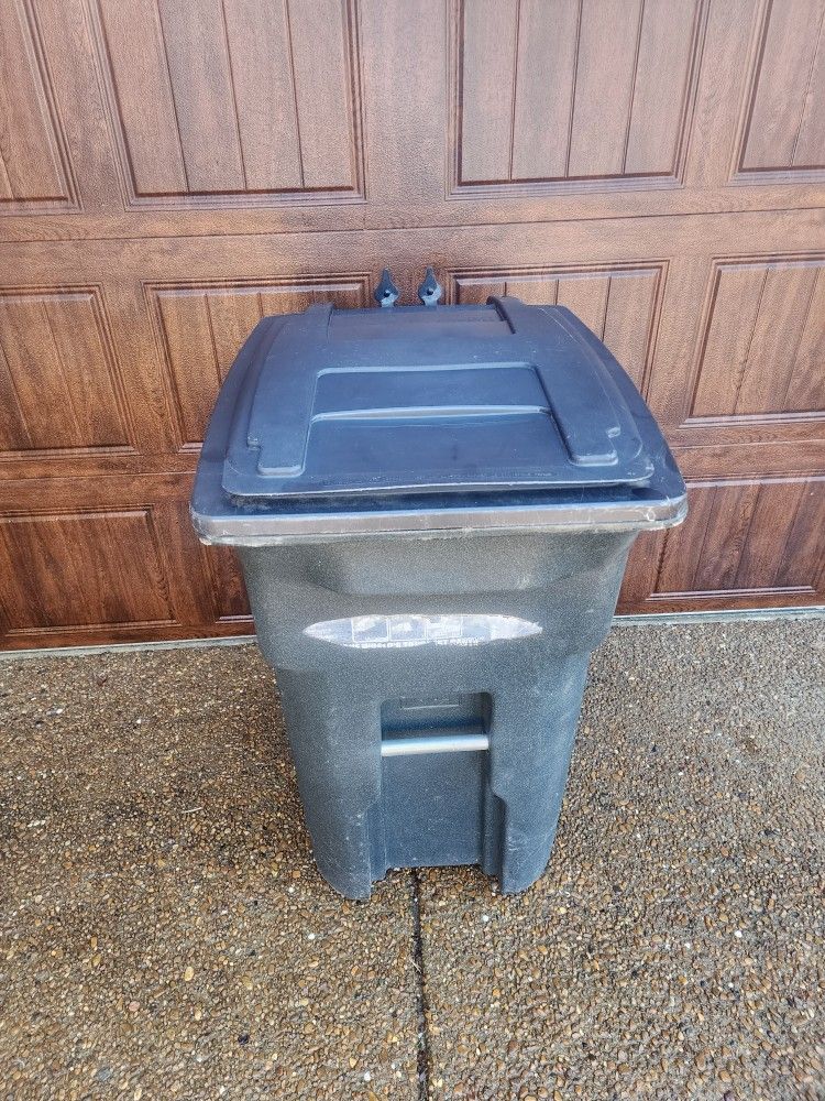 *** 64 Gallon Trash Can ***