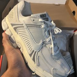 Nike Vomero 5 (Size 7.5)