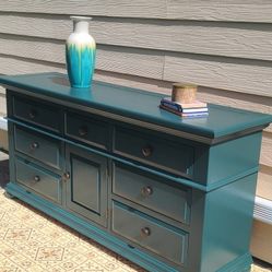 Stunning refinished Broyhill dresser real wood 