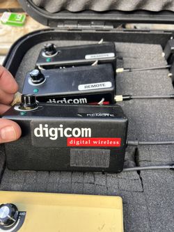 Eartec Digicom STX1000 Wireless Intercom System – Multiple Belt Packs + Case