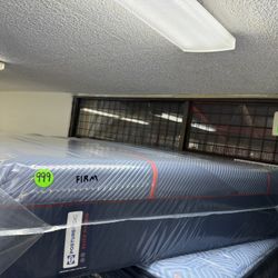QUEEN SIZE SEALY POSTUREPEDIC HYBRID (FIRM) MATTRESS & BOX SPRING BED SET