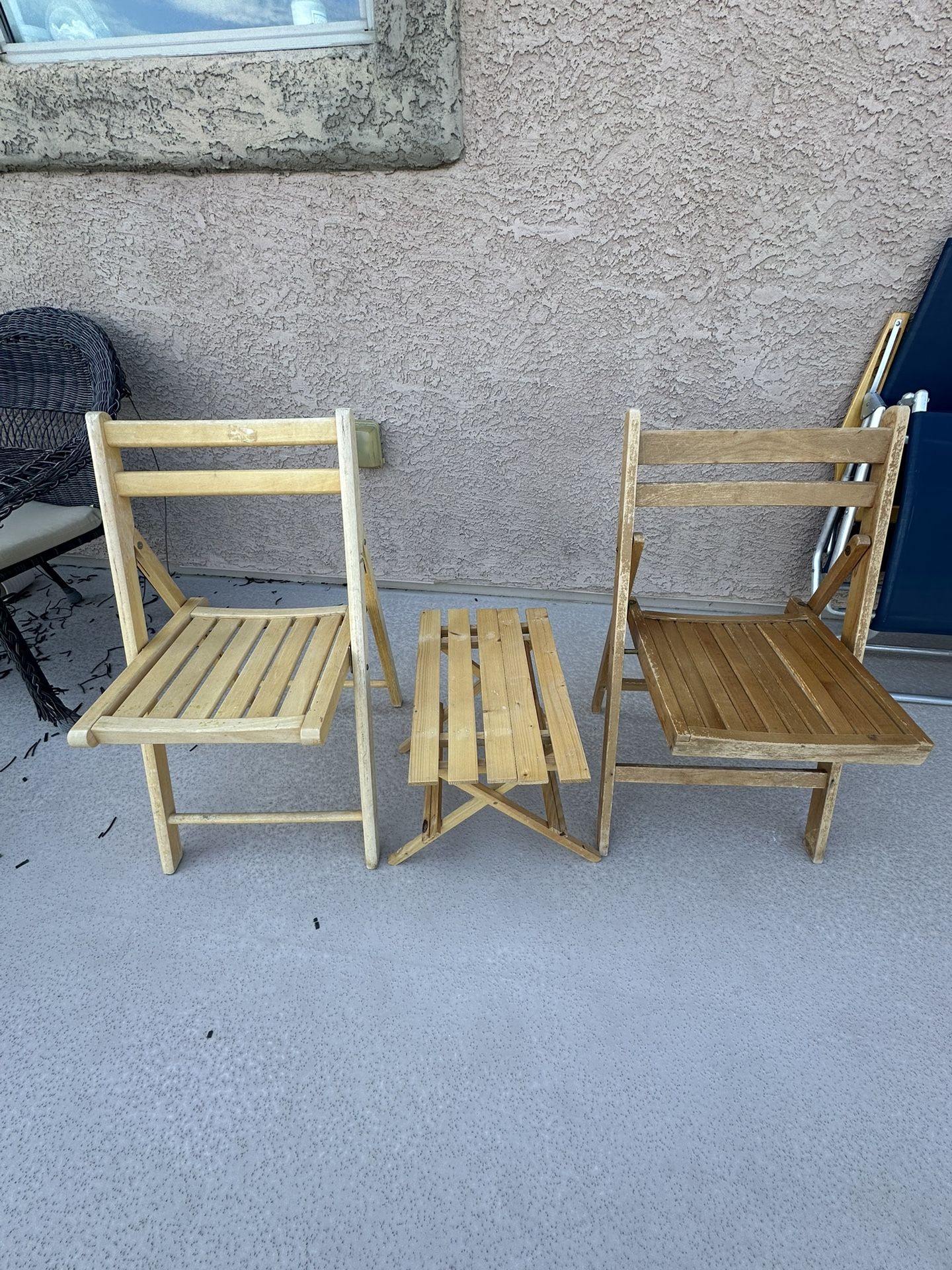 Applewood Folding Chairs & Table