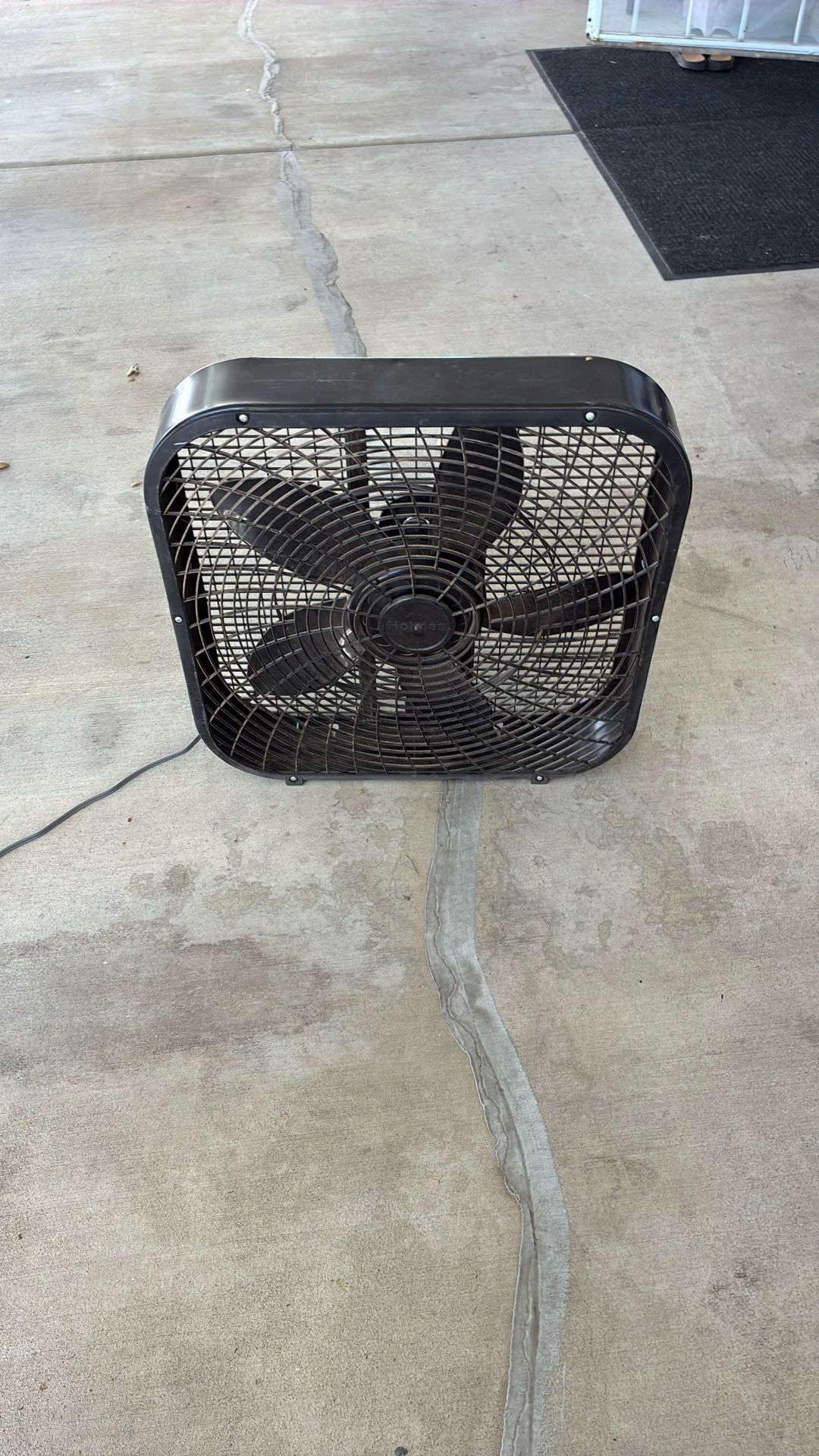 Holmes Fan 21x21