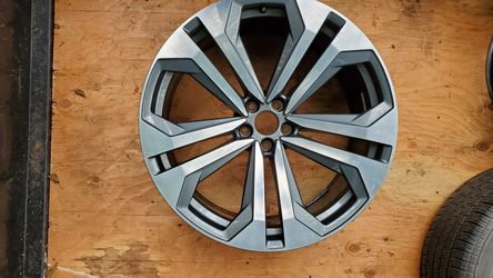 Audi Q8 wheel 22in part # 4m8601025k