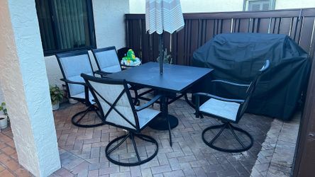 Patio set/ 4 chairs/ 1 table/very good condition