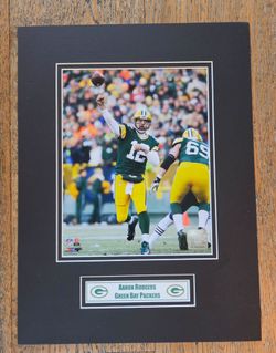 NFL - Green Bay Packers - Aaron Rodgers - Framed Photo - Rigid Cardboard Frame (16"L x 12"W x 0.25"T)
