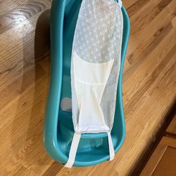 Baby bath tub with air mesh sling