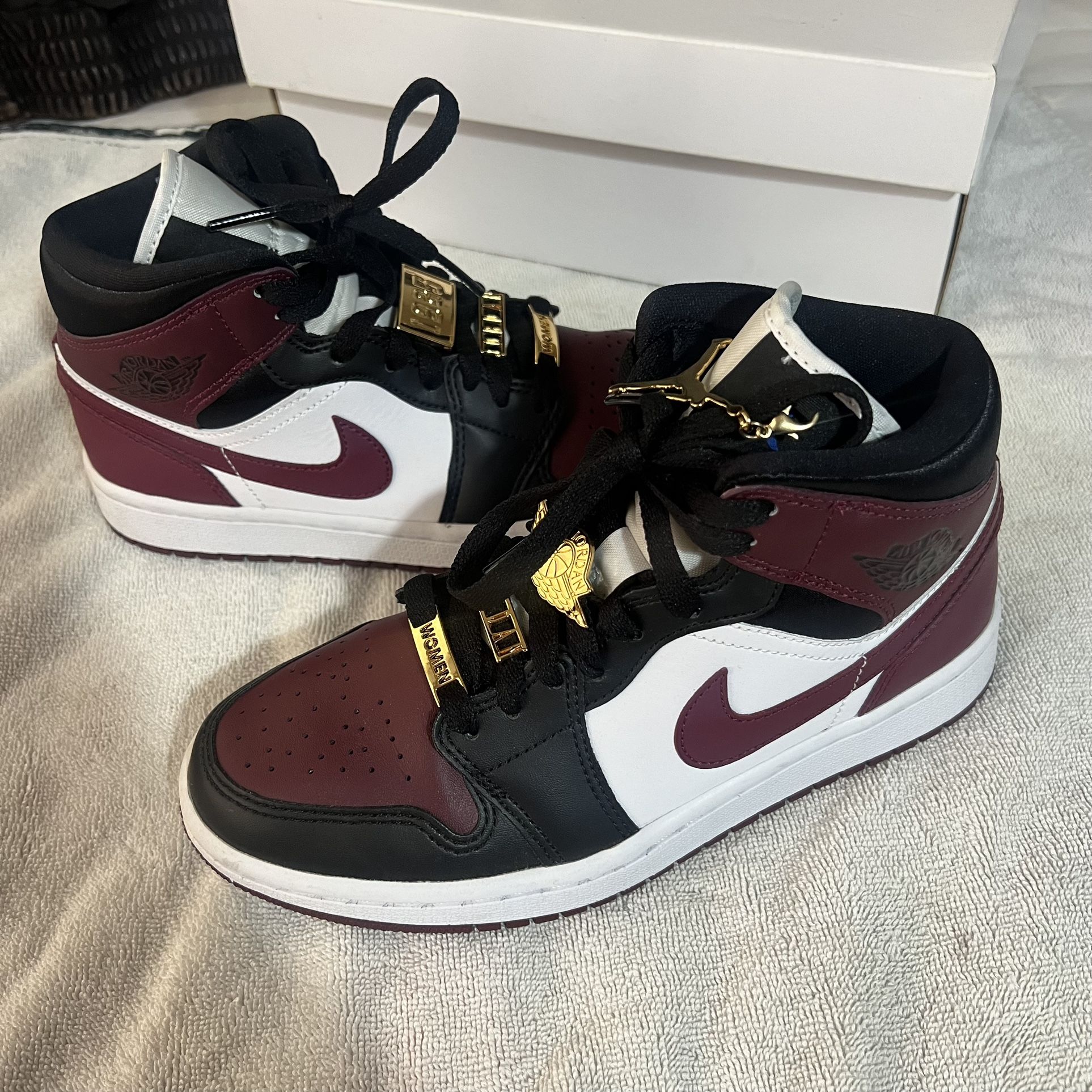 Air Jordan 1 Mid SE Black/Dark Beetroot Gold Pendants CZ4385 016