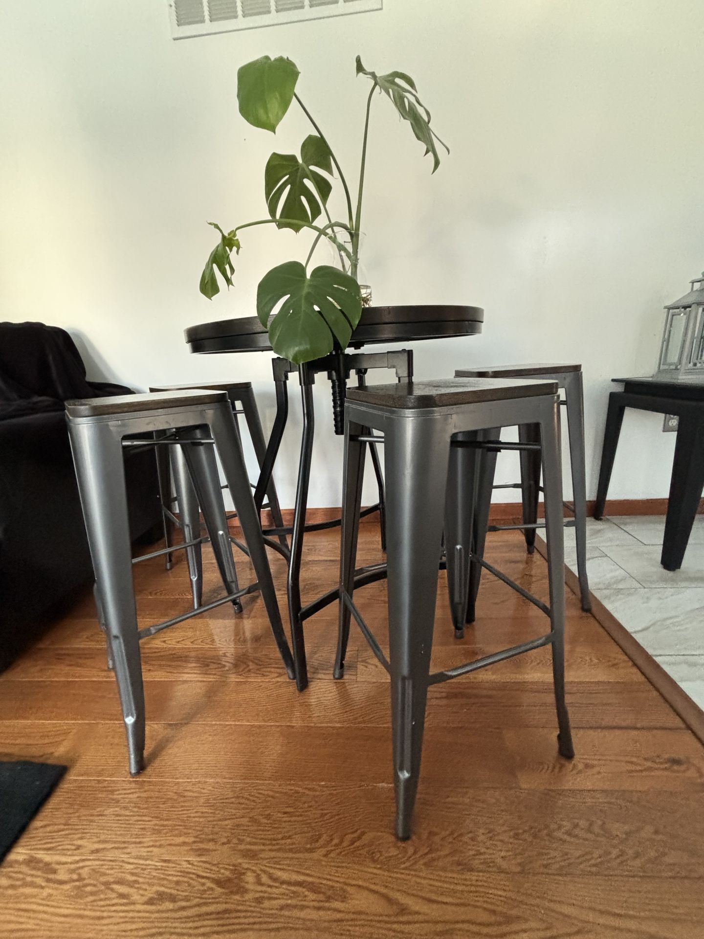 Must sell!!! High Table With 4 Chairs