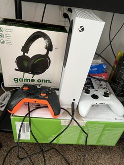 Microsoft Xbox Series S 512GB Game All-Digital Console + 1 Xbox Wireless1 Controller, White - 1440p Gaming Resolution, 4K Streaming Media Playback, Wi