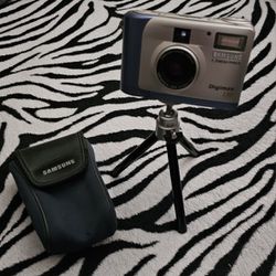Old Samsung Digimax 130 Camera with Tripod, Case & Memory Card