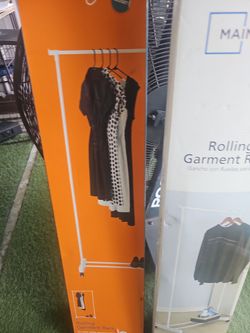 Rolling garment rack