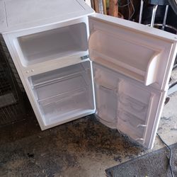 Mini fridge 