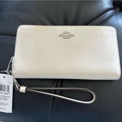 COACH WALLET IN HARD TO FIND CHALK SILVER HARDWARE 