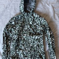 The North Face Hooded Rain Jacket Rain Shell Green Camouflage Confetti Women’s Small  Lightweight and functional rain shell from The North Face featur
