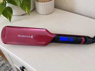 Remington Silk 2” Wide Flat Iron – Digital Heat – Works Great