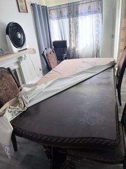 dinning table and 4 chairs